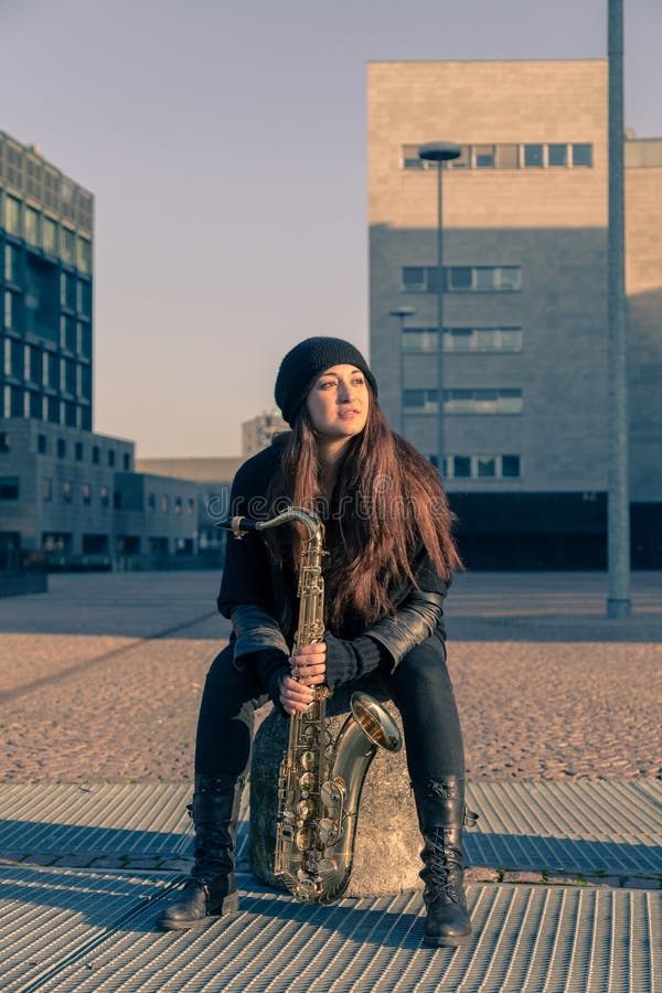 Jovem mulher bonita com seu saxofone fotos de stock