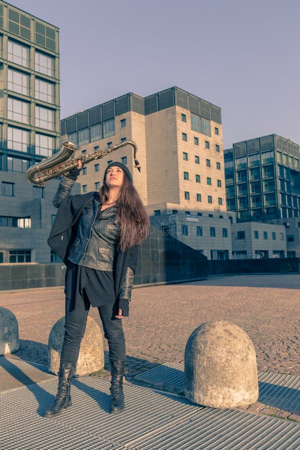 Jovem mulher bonita com seu saxofone foto de stock royalty free