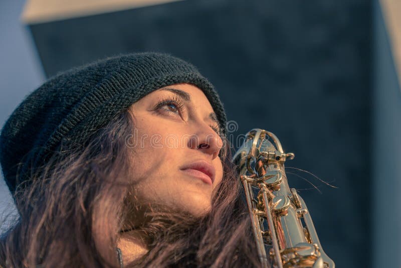 Jovem bonita com o seu saxofone foto de stock royalty free