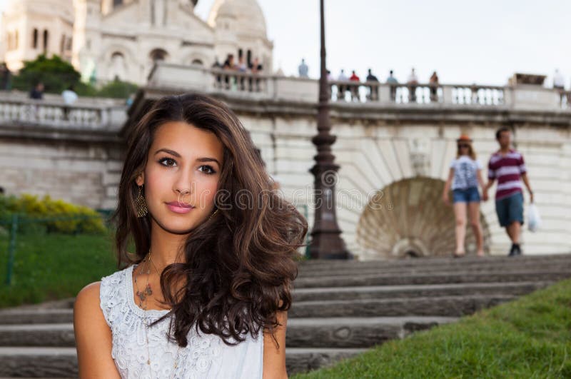 Jovem mulher bonita em Paris fotos de stock Jovem mulher bonita em Paris fotos de stock