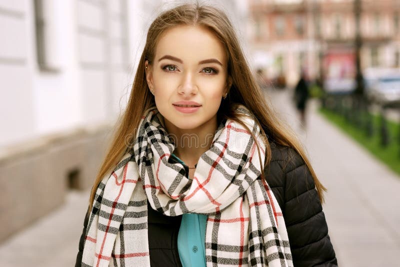 Jovem mulher bonita na rua imagem de stock royalty free Jovem mulher bonita na rua imagem de stock royalty free
