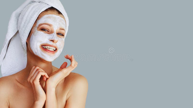 Jovem mulher bonita que aplica a máscara facial em sua cara Cuidados com a pele e tratamento, termas, beleza natural e conceito d imagens de stock royalty free Jovem mulher bonita que aplica a máscara facial em sua cara Cuidados com a pele e tratamento, termas, beleza natural e conceito d imagens de stock royalty free