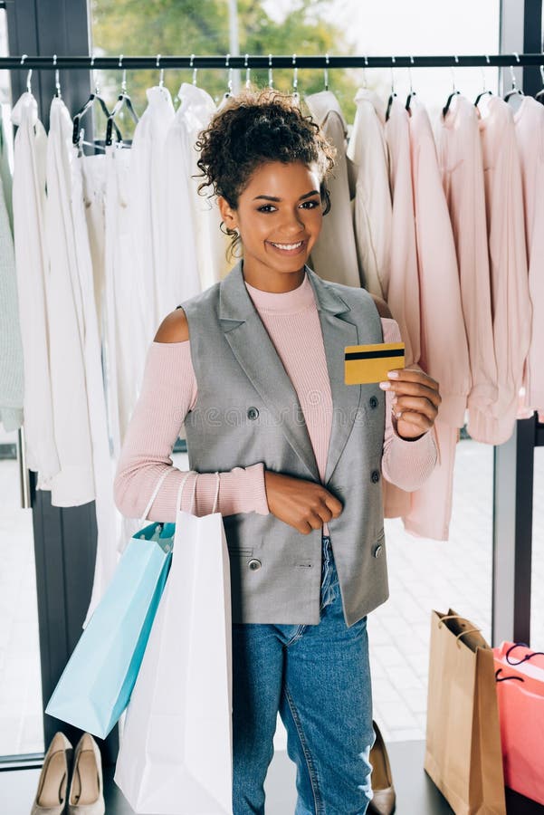 jovem mulher bonita que mostra o cartão de crédito imagem de stock royalty free jovem mulher bonita que mostra o cartão de crédito imagem de stock royalty free