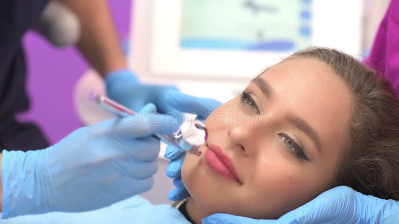 Jovem mulher bonita que obtém a terapia de oxigênio