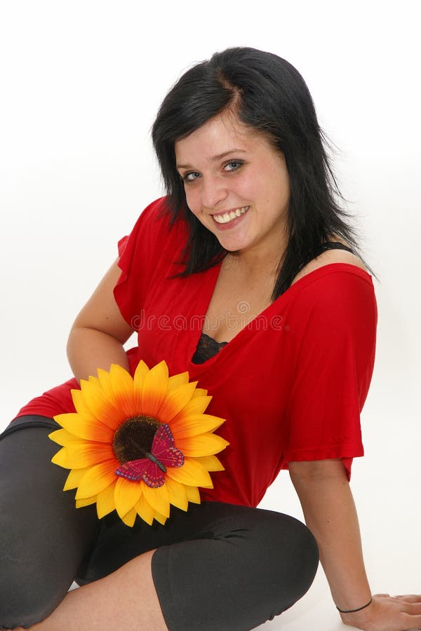 Jovem mulher bonita que sorri com flor e borboleta foto de stock royalty free Jovem mulher bonita que sorri com flor e borboleta foto de stock royalty free