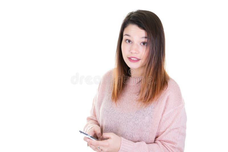 Jovem mulher bonita que verifica o e-mail através do fundo branco do telefone celular com o espaço da cópia para ver se há o text foto de stock royalty free Jovem mulher bonita que verifica o e-mail através do fundo branco do telefone celular com o espaço da cópia para ver se há o text foto de stock royalty free