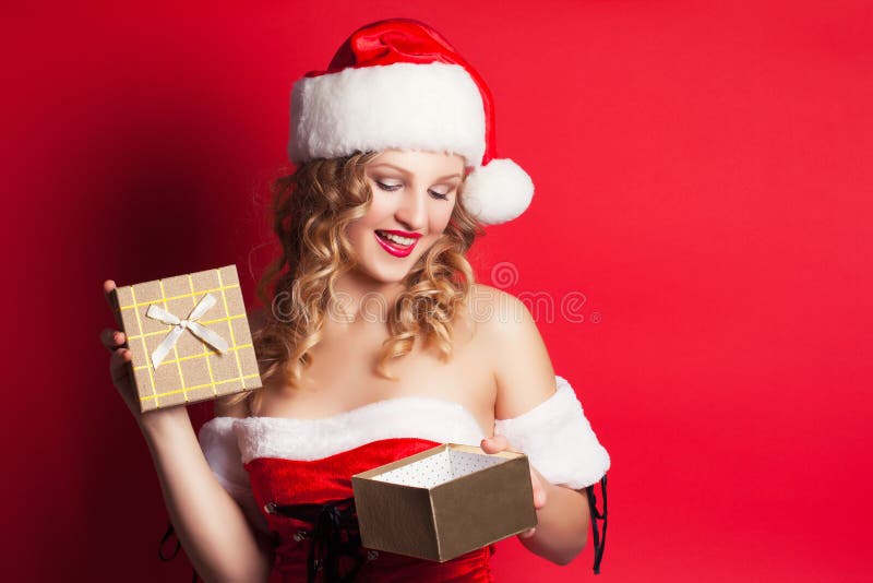 Jovem mulher bonita que veste o traje de Santa Claus imagem de stock royalty free Jovem mulher bonita que veste o traje de Santa Claus imagem de stock royalty free