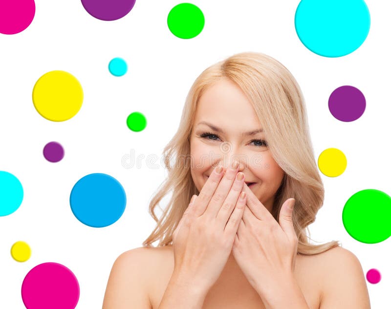 Jovem mulher bonita sobre o fundo do às bolinhas imagem de stock royalty free Jovem mulher bonita sobre o fundo do às bolinhas imagem de stock royalty free
