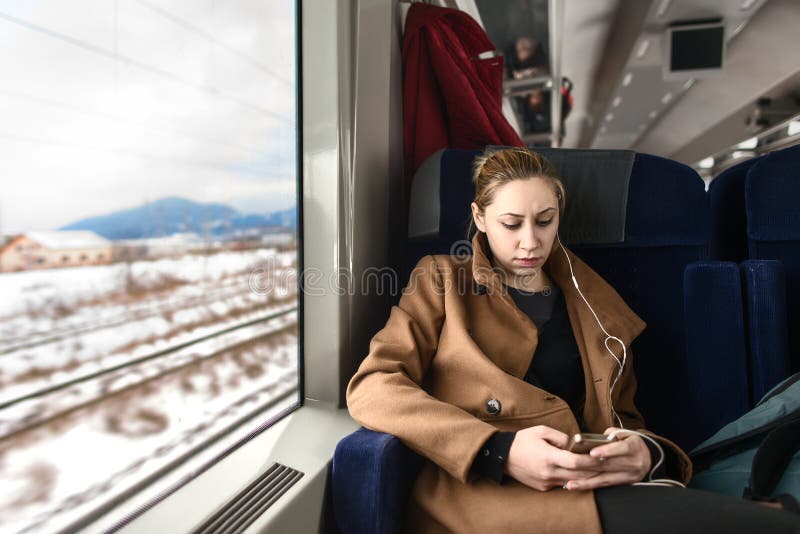 Jovem mulher bonito em um trem imagem de stock royalty free Jovem mulher bonito em um trem imagem de stock royalty free