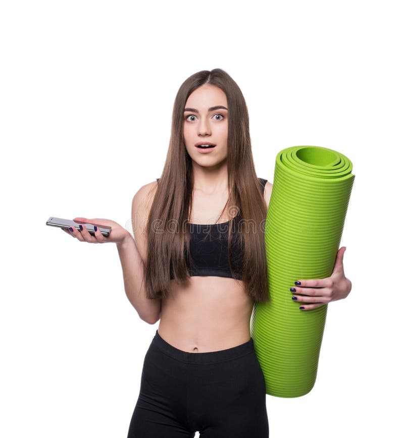 Jovem mulher bonito no sportswear com a esteira verde pronta para o exercício Sorriso e fala no telefone Isolado no fundo branco imagens de stock royalty free Jovem mulher bonito no sportswear com a esteira verde pronta para o exercício Sorriso e fala no telefone Isolado no fundo branco imagens de stock royalty free