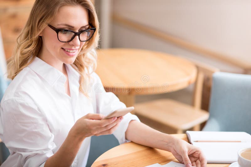 Jovem mulher bonito que usa o telefone foto de stock Jovem mulher bonito que usa o telefone foto de stock