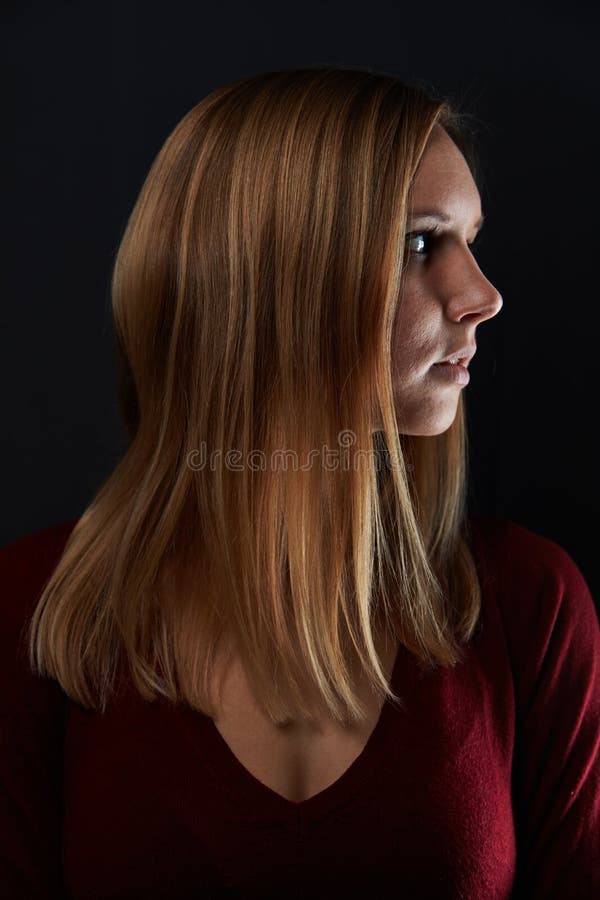 Jovem mulher com cabelo louro no perfil imagens de stock Jovem mulher com cabelo louro no perfil imagens de stock