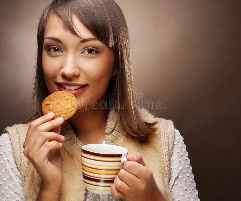 Jovem com café e biscoitos imagens de stock