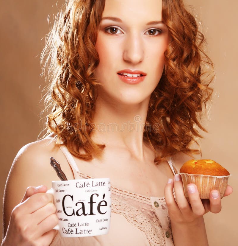 Jovem com café e bolo foto de stock
