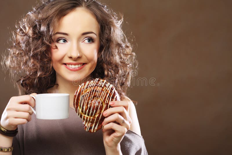 Jovem mulher com café e bolo imagens de stock royalty free