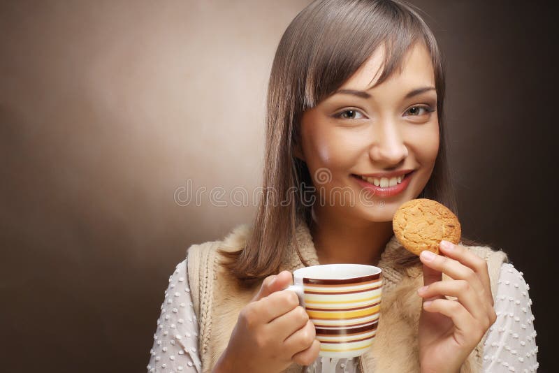 Jovem com café e biscoitos imagem de stock royalty free