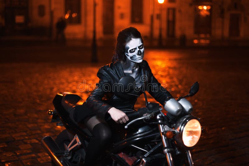 Jovem mulher com a composição de Dia das Bruxas que senta-se no velomotor Retrato da rua imagens de stock royalty free Jovem mulher com a composição de Dia das Bruxas que senta-se no velomotor Retrato da rua imagens de stock royalty free
