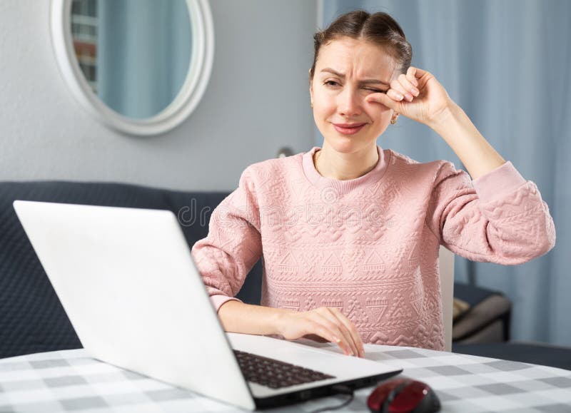 Foto de Menstruação Mulher Branca Deitada No Fundo Rosa Forro Feminino Com  Pena Vermelha Os Dias Críticos Das Mulheres e mais fotos de stock de  Algodão - Material Têxtil - iStock