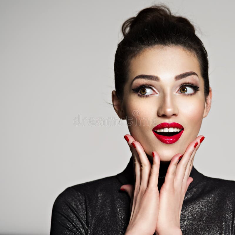 Jovem mulher com expressão da cara da maravilha imagens de stock royalty free Jovem mulher com expressão da cara da maravilha imagens de stock royalty free