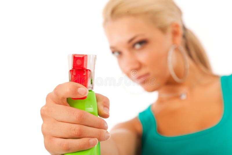 Jovem mulher com garrafa do pulverizador fotos de stock