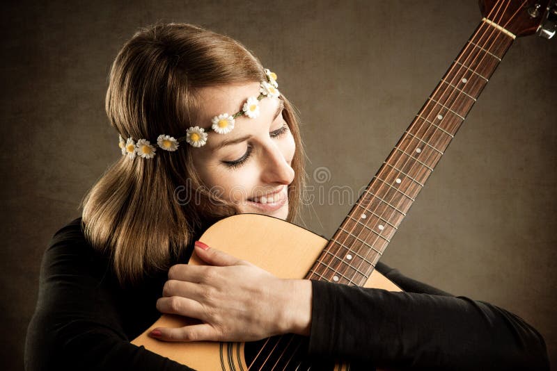Jovem mulher com guitarra acústica imagem de stock royalty free Jovem mulher com guitarra acústica imagem de stock royalty free