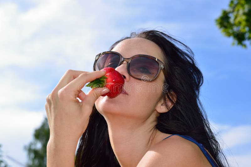 Jovem mulher com morango imagem de stock royalty free Jovem mulher com morango imagem de stock royalty free
