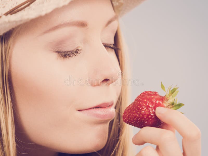 Jovem mulher com morango fresca fotografia de stock royalty free Jovem mulher com morango fresca fotografia de stock royalty free