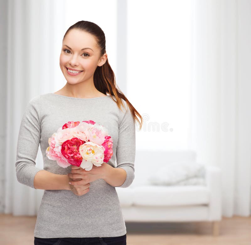 Garota Com Buquê De Peonias. Buquê De Peões. Entrega De Flores No Local De  Trabalho. Menina De Primavera Com Flores. Buquê Como Pr Foto de Stock -  Imagem de fundo, beleza: 172671828