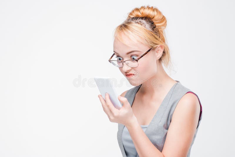 Jovem mulher com o telefone irritado, amolado e irritado fotografia de stock Jovem mulher com o telefone irritado, amolado e irritado fotografia de stock
