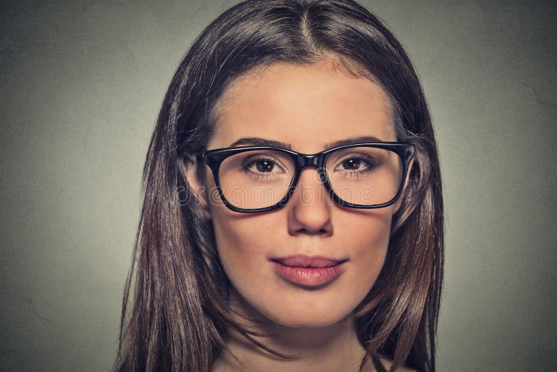 Jovem mulher com os olhos marrons nos vidros imagens de stock Jovem mulher com os olhos marrons nos vidros imagens de stock