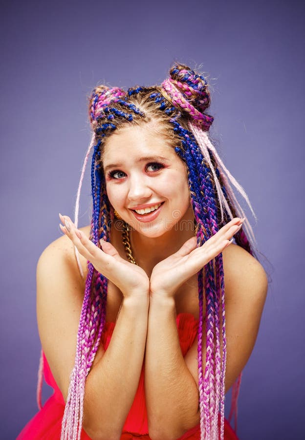 Jovem Mulher Com Penteado Penteado Vestindo Boneca Rosa Estilo Boneca  Brilhante Maquiagem Na Sala Rosa. Foto de Stock - Imagem de fada, fantasia:  267197790