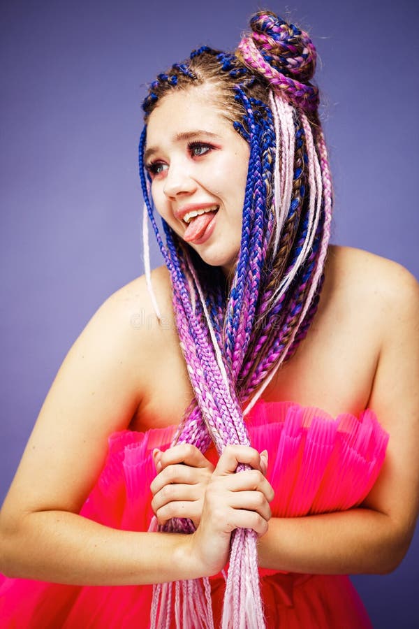 Jovem Mulher Com Penteado Penteado Vestindo Boneca Rosa Estilo Boneca  Brilhante Maquiagem Na Sala Rosa. Foto de Stock - Imagem de fada, fantasia:  267197790