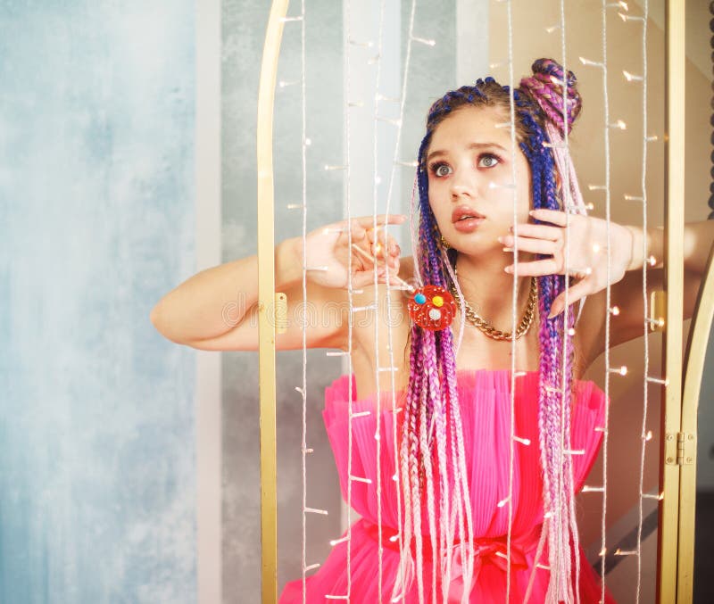 Jovem Mulher Com Penteado Penteado Vestindo Boneca Rosa Estilo Boneca  Brilhante Maquiagem Na Sala Rosa. Foto de Stock - Imagem de fada, fantasia:  267197790