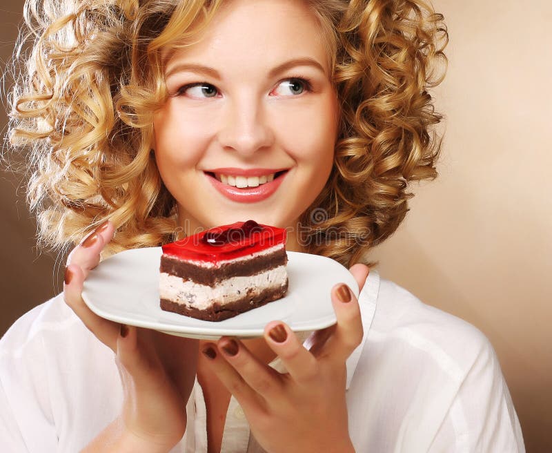 Jovem mulher com um bolo imagem de stock