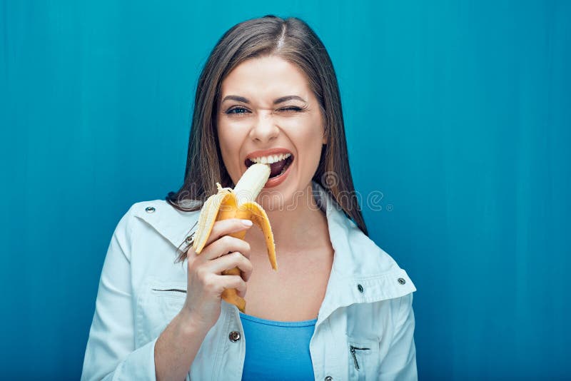 A jovem mulher come a banana a fim sentir feliz