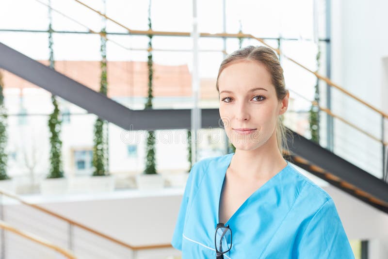 Jovem mulher como o médico imagem de stock royalty free Jovem mulher como o médico imagem de stock royalty free
