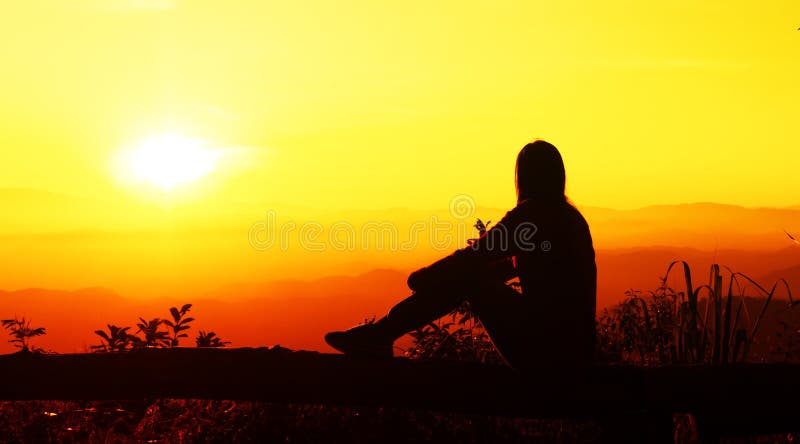 Silhueta de mulher triste preocupado ao pôr do sol