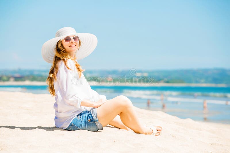 Jovem mulher de Beautifil que encontra-se na praia em ensolarado foto de stock royalty free Jovem mulher de Beautifil que encontra-se na praia em ensolarado foto de stock royalty free