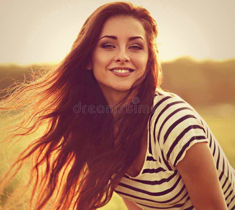 Jovem mulher de sorriso bonita que olha feliz com ha surpreendente longo imagem de stock Jovem mulher de sorriso bonita que olha feliz com ha surpreendente longo imagem de stock