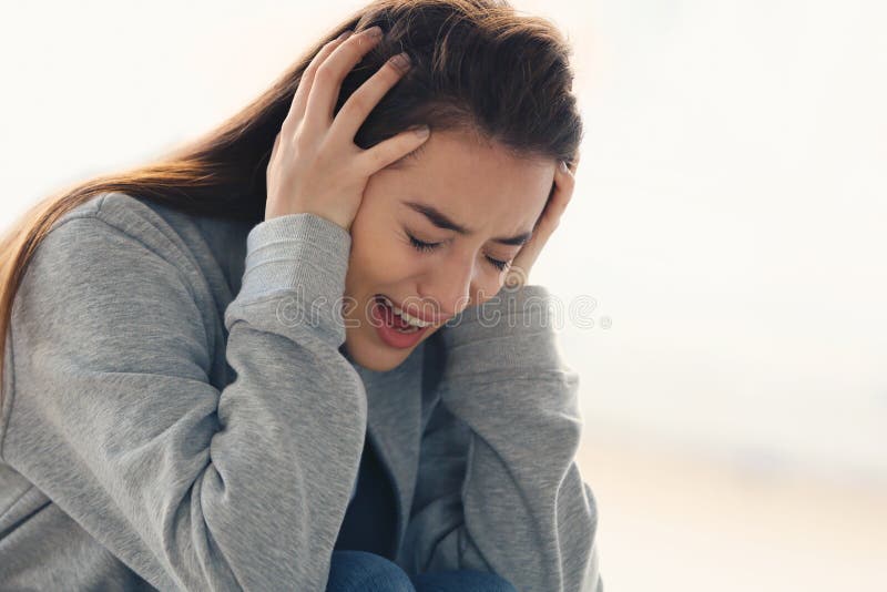 Jovem mulher desesperada dentro imagens de stock Jovem mulher desesperada dentro imagens de stock