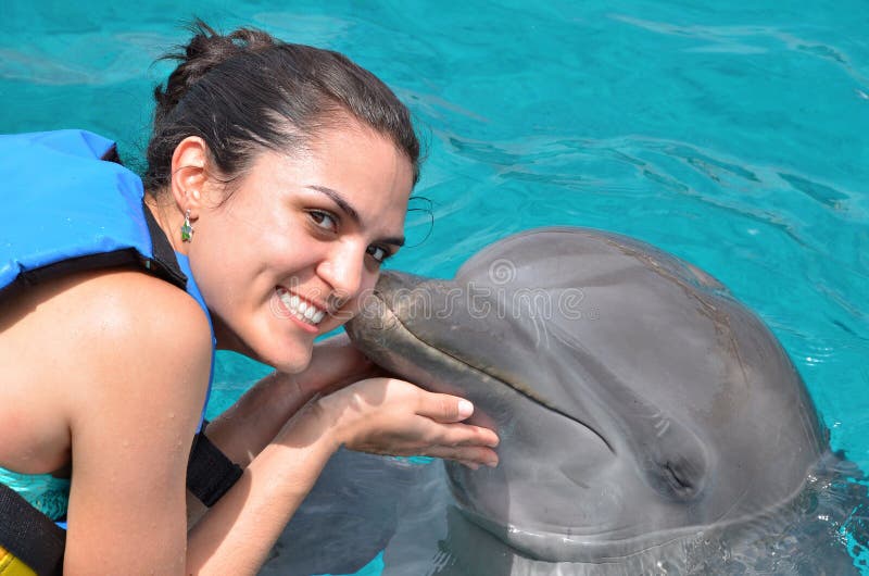 Jovem mulher do beijo do golfinho fotos de stock Jovem mulher do beijo do golfinho fotos de stock