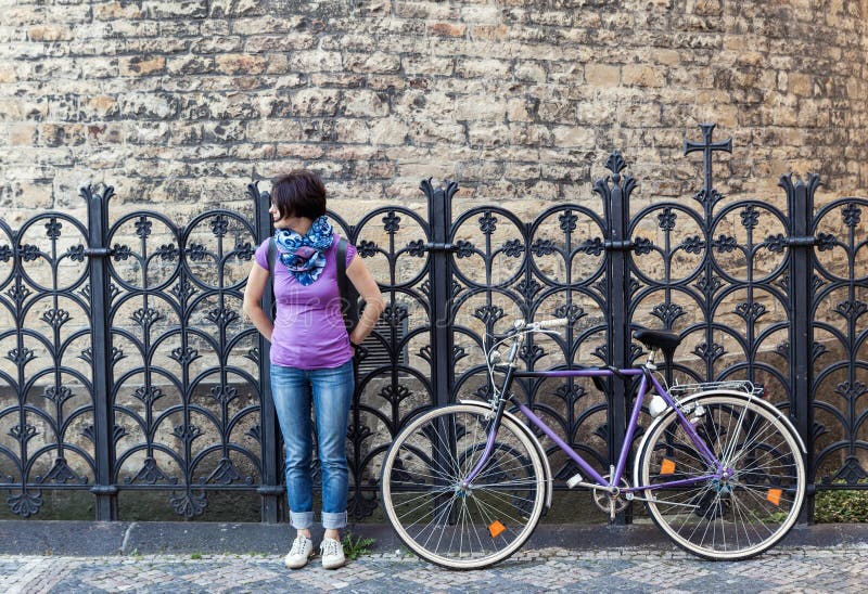 Jovem mulher e bicicleta do vintage imagem de stock Jovem mulher e bicicleta do vintage imagem de stock