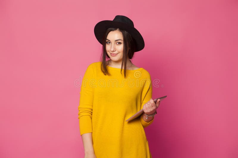 Jovem elegante a usar um tablet foto de stock