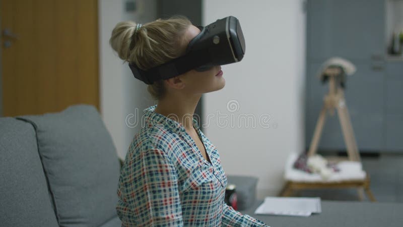 Jovem mulher em auriculares de VR