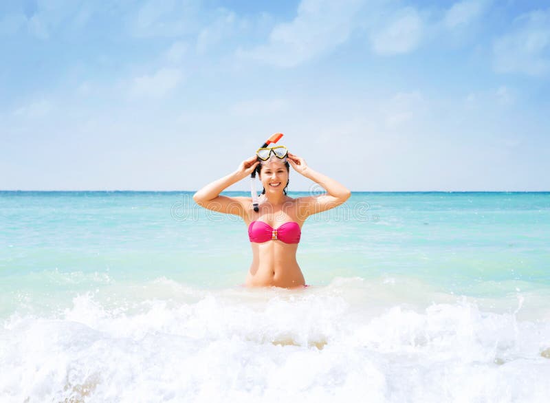 Jovem mulher em uma máscara do mergulho no mar fotografia de stock royalty free Jovem mulher em uma máscara do mergulho no mar fotografia de stock royalty free
