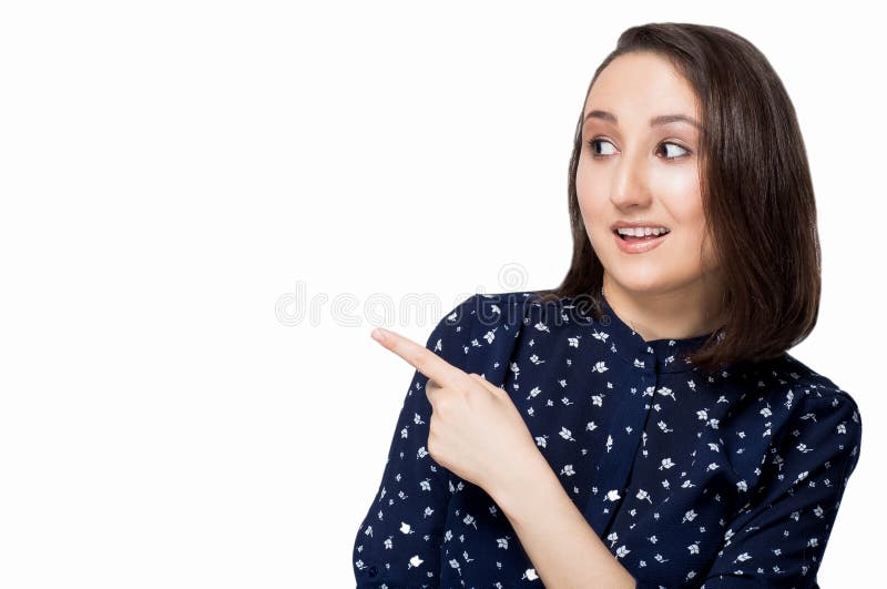Jovem mulher encantador feliz que mostra um dedo e que aponta acima sobre o fundo branco imagem de stock Jovem mulher encantador feliz que mostra um dedo e que aponta acima sobre o fundo branco imagem de stock