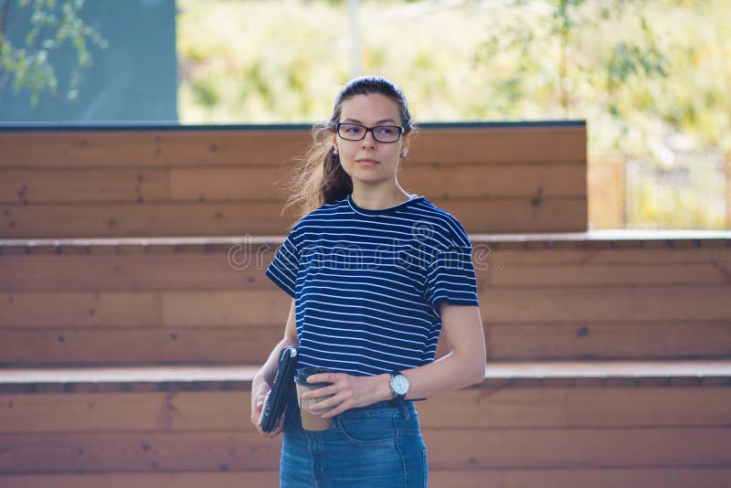 Menina Com O Jogo Engraçado Das Expressões Da Cara, Escalando Acima No  Escadas De Madeira Imagem de Stock - Imagem de pano, humano: 72167423