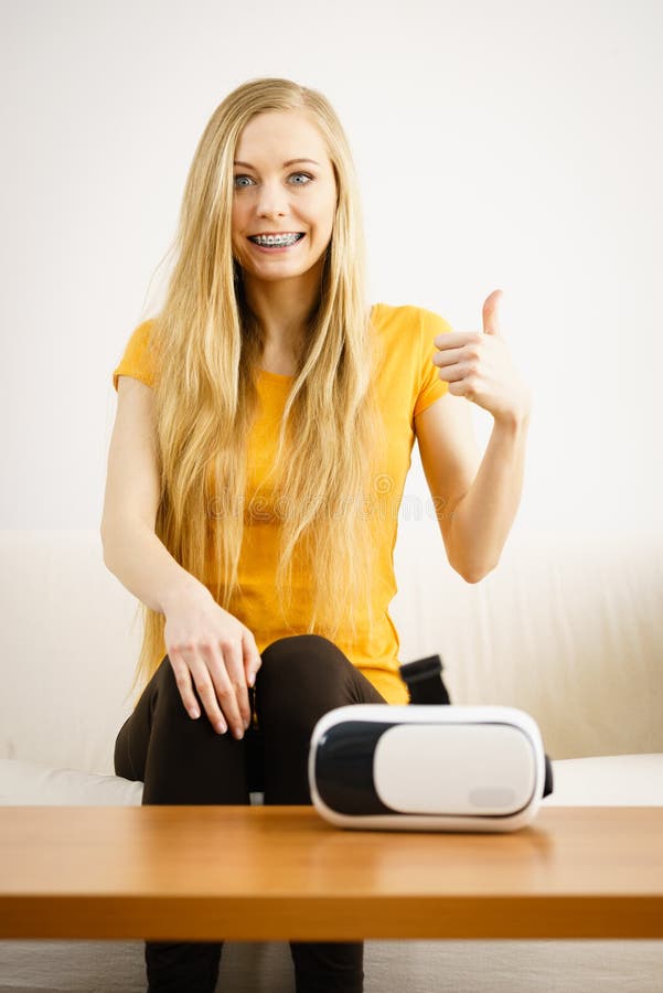 Jovem mulher feliz ao lado de VR imagens de stock royalty free Jovem mulher feliz ao lado de VR imagens de stock royalty free
