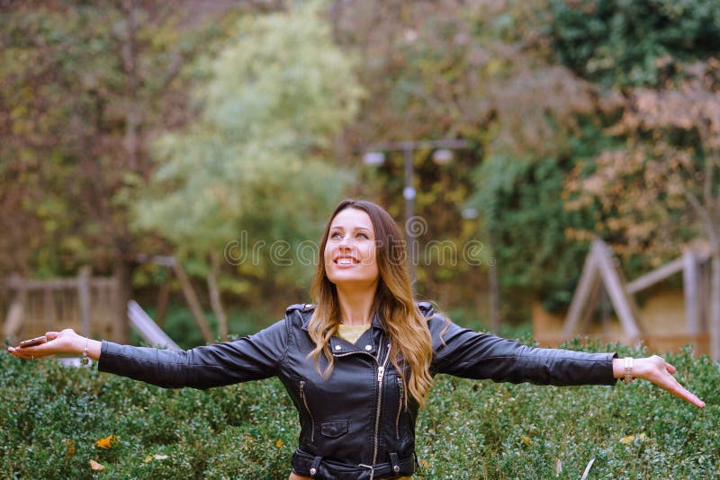 Jovem mulher feliz com braços estendido fotos de stock royalty free