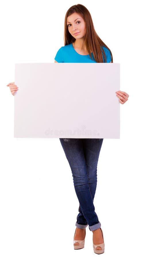 Jovem mulher feliz que guardara um quadro de avisos vazio imagem de stock royalty free Jovem mulher feliz que guardara um quadro de avisos vazio imagem de stock royalty free